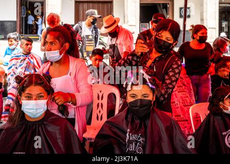 Junge Peruaner, die in Arequipa, Peru, ihre Haare abgeschnitten haben, als Reaktion auf eine Anfrage der sozialen Medien nach Haaren, um Öl aus der Ölpest in Callao aufzunehmen. Stockfoto