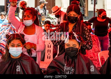 Junge Peruaner, die in Arequipa, Peru, ihre Haare abgeschnitten haben, als Reaktion auf eine Anfrage der sozialen Medien nach Haaren, um Öl aus der Ölpest in Callao aufzunehmen. Stockfoto