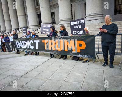 New York, USA. 08. April 2022. Aktivisten versammelten sich am Foley Square, New York City, und forderten das Justizministerium auf, alle Führer des Angriffs auf das Kapitol vom 6.. Januar und alle Personen, die versuchten, die Wahlen von 2020 illegal zu stürzen, anzuklagen. (Foto von Ryan Rahman/Pacific Press) Quelle: Pacific Press Media Production Corp./Alamy Live News Stockfoto