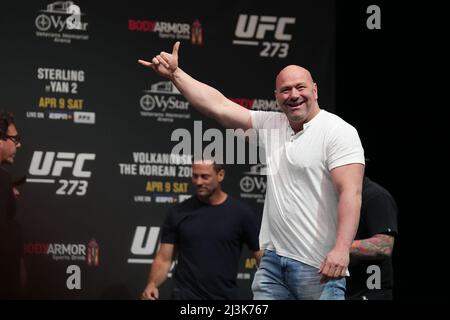 Florida, USA. 08. April 2022. JACKSONVILLE, FL - 8. April: Dana White in der Vystar Memorial Arena für UFC 273 - Volkanovski gegen den Koreaner - Feierliche Einwagungen am 8. April 2022 in Jacksonville, Florida, USA. (Foto von Louis Grasse/PxImages) Credit: Px Images/Alamy Live News Stockfoto