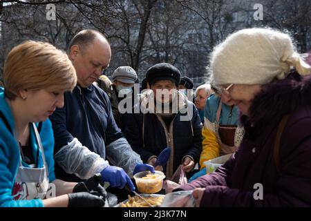 Kiew, Ukraine. 31. März 2022. Ältere Menschen haben in Kiew, Ukraine, gesehen, wie sie auf das Essen warteten, das von Freiwilligen verteilt wurde. Während der Krieg fortschreitet, helfen die Bürger in Kiew freiwillig ihrem Heimatland auf unterschiedliche Weise, z. B. durch die Verteilung von Nahrungsmitteln an ältere Menschen und die Zubereitung von Gerichten für Soldaten an vorderster Front. (Bild: © Alex Chan Tsz Yuk/SOPA Images via ZUMA Press Wire) Stockfoto