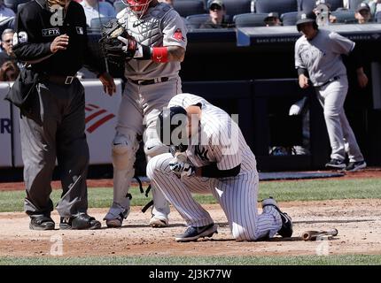 Bronx, USA. 08. April 2022. New York Yankee Anthony Rizzo hält seine linke Hand, nachdem er am Eröffnungstag im Yankee Stadium am Freitag, den 8.. April 2022 in New York City im Inning 7. gegen die Boston Red Sox von einem Pitch getroffen wurde. Foto von Peter Foley/UPI Credit: UPI/Alamy Live News Stockfoto