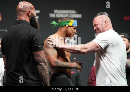 Florida, USA. 08. April 2022. JACKSONVILLE, FL - 8. April: Gilbert Burns (L) und Dana White (R) folgen direkt dem angespannten Gesicht für die Fans in der Vystar Memorial Arena für UFC 273 - Volkanovski gegen den Koreaner - Feierliche Einwägung am 8. April 2022 in Jacksonville, Florida, USA. (Foto von Louis Grasse/PxImages) Credit: Px Images/Alamy Live News Stockfoto