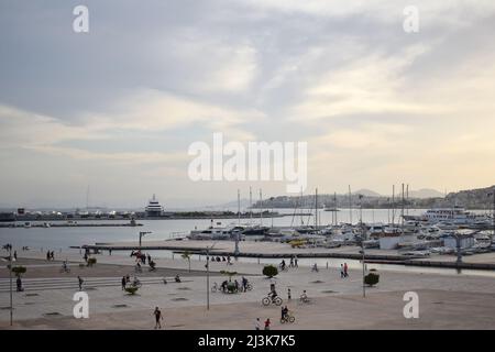 Blick auf Marina Flisvos im Palaio Faliro, Athen (hinter dem Kulturzentrum der Stavros Niarchos Foundation). Marina mit Booten und Menschen Stockfoto