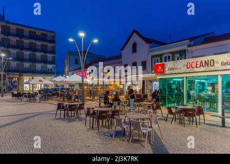 Peniche, Portugal, 30. Juni 2021: Nachtansicht des Stadtzentrums der portugiesischen Stadt Peniche. Stockfoto