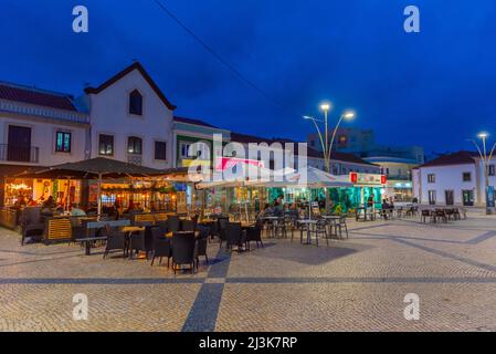 Peniche, Portugal, 30. Juni 2021: Nachtansicht des Stadtzentrums der portugiesischen Stadt Peniche. Stockfoto