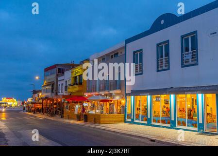 Peniche, Portugal, 30. Juni 2021: Nachtansicht des Stadtzentrums der portugiesischen Stadt Peniche. Stockfoto