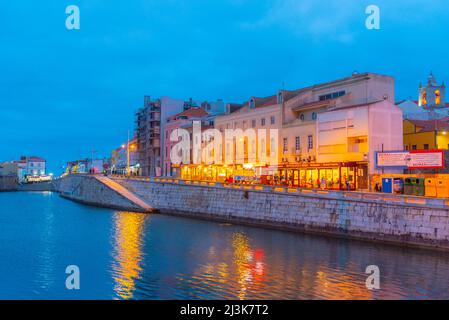 Peniche, Portugal, 30. Juni 2021: Nachtansicht des Stadtzentrums der portugiesischen Stadt Peniche. Stockfoto