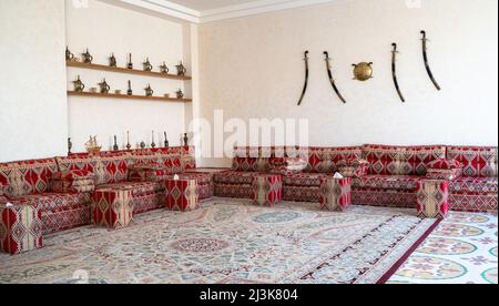 Ausstellung arabischer majlis in einer Halle. Stockfoto