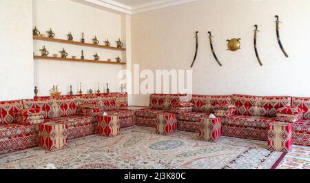 Ausstellung arabischer majlis in einer Halle. Stockfoto