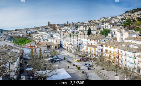 Cazorla, Spanien - 14. März 2022: Stadtplatz in Cazorla, mit Panoramablick auf die gesamte Altstadt. Stockfoto