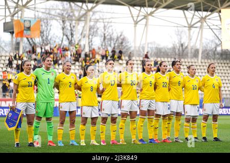 Bukarest, Rumänien. 08. April 2022. Rumänische Spieler während der Nationalhymne vor dem Fußballspiel der Frauen-WM zwischen Rumänien und der Schweiz im Stadum Stadionul Arcul de Triumph in Bukarest, Rumänien. Daniela Porcelli /SPP Quelle: SPP Sport Press Foto. /Alamy Live News Stockfoto