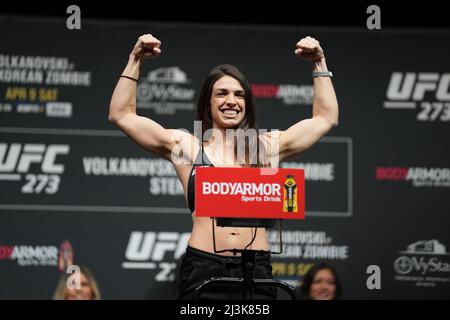 Jacksonville, Florida, JACKSONVILLE, FL, USA. 8. April 2022. JACKSONVILLE, FL - 8. April: Mackenzie dern tritt für die Fans in der Vystar Memorial Arena für UFC 273 auf die Waage - Volkanovski gegen den Koreaner - Feierliche Einwagungen am 8. April 2022 in Jacksonville, Florida, USA. (Bild: © Louis Grasse/PX Imagens via ZUMA Press Wire) Bild: ZUMA Press, Inc./Alamy Live News Stockfoto