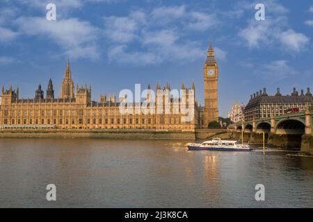 Großbritannien, England, London. Big Ben, Elizabeth Tower, Westminster Palace, Themse River, am frühen Morgen. Portcullis Parlamentsgebäude auf der rechten Seite. Stockfoto