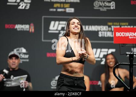 Jacksonville, Florida, JACKSONVILLE, FL, USA. 8. April 2022. JACKSONVILLE, FL - 8. April: Mackenzie dern tritt für die Fans in der Vystar Memorial Arena für UFC 273 auf die Waage - Volkanovski gegen den Koreaner - Feierliche Einwagungen am 8. April 2022 in Jacksonville, Florida, USA. (Bild: © Louis Grasse/PX Imagens via ZUMA Press Wire) Bild: ZUMA Press, Inc./Alamy Live News Stockfoto