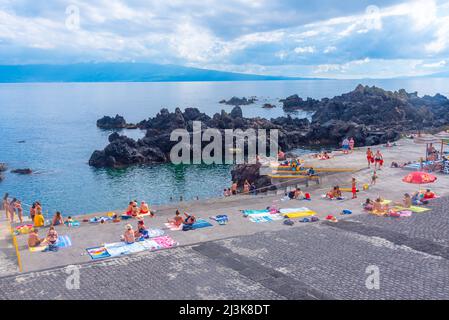 Velas, Portugal, 25. Juni 2021: Naturpool in der Stadt Velas auf der Insel Sao Jorge auf den Azoren, Portugal. Stockfoto