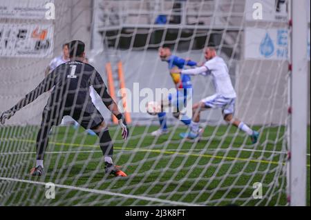 ANDORRA LA VELLA, ANDORRA : 2022. APRIL 8 : SPIELER IN AKTION IM SPIEL VON PRIMERA RFEF FC ANDORRA 2 - 1 REAL MADRID B Stockfoto