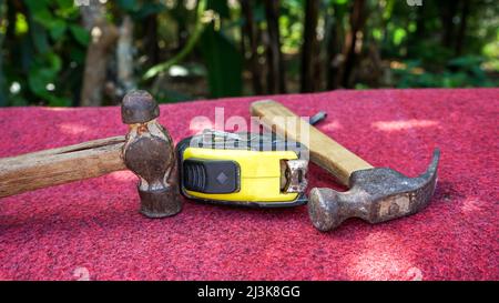 Nahaufnahme von Buntstiften auf dem Tisch Stockfoto