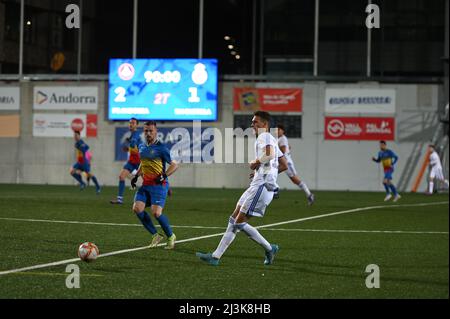 ANDORRA LA VELLA, ANDORRA : 2022. APRIL 8 : SPIELER IN AKTION IM SPIEL VON PRIMERA RFEF FC ANDORRA 2 - 1 REAL MADRID B Stockfoto