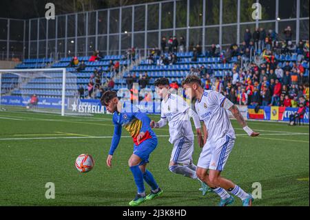 ANDORRA LA VELLA, ANDORRA : 2022. APRIL 8 : SPIELER IN AKTION IM SPIEL VON PRIMERA RFEF FC ANDORRA 2 - 1 REAL MADRID B Stockfoto