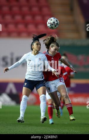 Llanelli, Großbritannien. 08. April 2022. Sakina Karchaoui aus Frankreich (l) springt mit Carrie Jones aus Wales (r) um den Ball. Frauen aus Wales gegen Frankreich, UEFA-Qualifikation der FIFA-Frauen-Weltmeisterschaft 2023 bei Parc y Scarlets in Llanelli, Südwales, am Freitag, den 8.. April 2022. Redaktionelle Verwendung, Bild von Andrew Orchard/Andrew Orchard Sports Photography/Alamy Live News Credit: Andrew Orchard Sports Photography/Alamy Live News Stockfoto