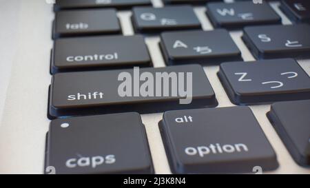 Nahaufnahme der Laptop-Tastatur auf dem Tisch Stockfoto