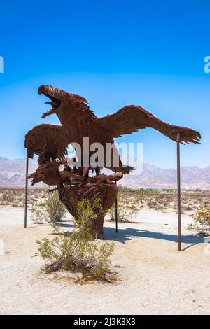 Die Metallskulptur „Incredible Wind God Bird“ des Künstlers Ricardo Breceda in den Galleta Meadows in Borrega Springs, Kalifornien. Stockfoto