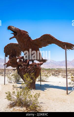 Die Metallskulptur „Incredible Wind God Bird“ des Künstlers Ricardo Breceda in den Galleta Meadows in Borrega Springs, Kalifornien. Stockfoto