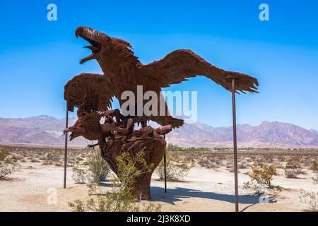 Die Metallskulptur „Incredible Wind God Bird“ des Künstlers Ricardo Breceda in den Galleta Meadows in Borrega Springs, Kalifornien. Stockfoto