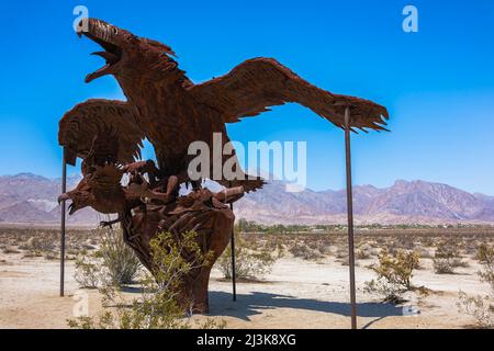 Die Metallskulptur „Incredible Wind God Bird“ des Künstlers Ricardo Breceda in den Galleta Meadows in Borrega Springs, Kalifornien. Stockfoto