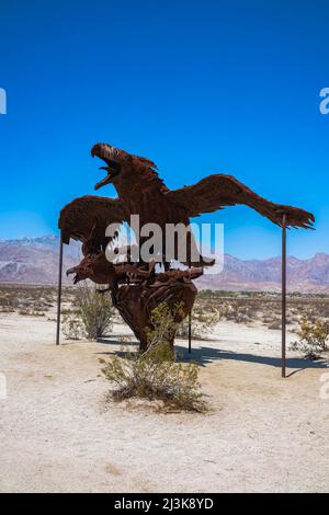 Die Metallskulptur „Incredible Wind God Bird“ des Künstlers Ricardo Breceda in den Galleta Meadows in Borrega Springs, Kalifornien. Stockfoto