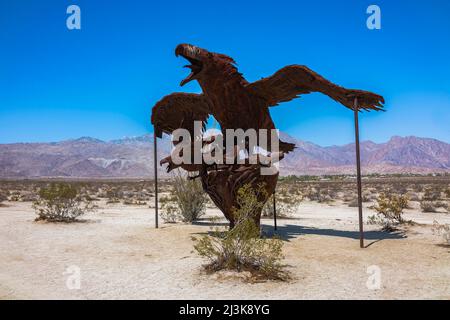 Die Metallskulptur „Incredible Wind God Bird“ des Künstlers Ricardo Breceda in den Galleta Meadows in Borrega Springs, Kalifornien. Stockfoto