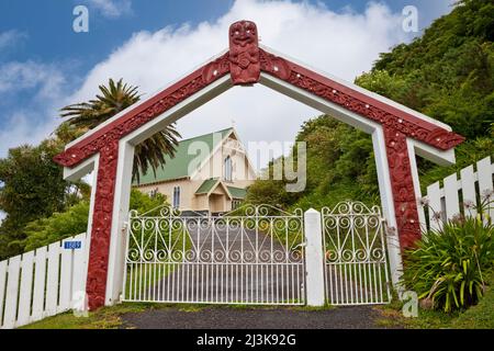 Kultureller Synkretismus. Der Maori-Bogen in Form eines Maori-Versammlungshauses begrüßt die Besucher der anglikanischen Kirche St. Mary's, Tikitiki, Nordinsel Neuseeland Stockfoto