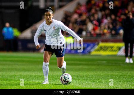 Llanelli, Großbritannien. 08. April 2022. Sakina Karchaoui aus Frankreich in Aktion. Wales gegen Frankreich in einer FIFA-Weltmeisterschaft der Frauen in Parc y Scarlets am 8.. April 2022 Quelle: Lewis Mitchell/Alamy Live News Stockfoto