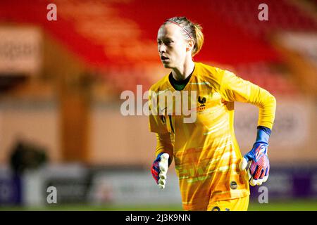 Llanelli, Großbritannien. 08. April 2022. Die französische Torhüterin Pauline Peyraud-Magnin im Einsatz. Wales gegen Frankreich in einer FIFA-Weltmeisterschaft der Frauen in Parc y Scarlets am 8.. April 2022 Quelle: Lewis Mitchell/Alamy Live News Stockfoto