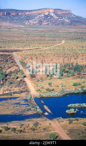 Die Gibb River Road, die den Pfingstfluss durchquert, Kimberley Region, Westaustralien. Stockfoto