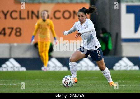 Llanelli, Wales. 8. April 2022. Ève Périsset der französischen Frauen während des FIFA Frauen-WM-Qualifikationsgruppe I-Spiels zwischen den Frauen aus Wales und Frankreich am 8. April 2022 im Parc y Scarlets in Llanelli, Wales, Großbritannien. Quelle: Duncan Thomas/Majestic Media. Stockfoto