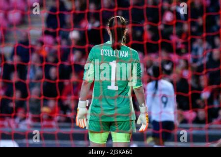 Llanelli, Wales. 8. April 2022. Torhüterin Laura O'Sullivan von Wales Women während des FIFA Women's World Cup Qualifier Group I-Spiels zwischen Wales Women und France Women am 8. April 2022 im Parc y Scarlets in Llanelli, Wales, Großbritannien. Quelle: Duncan Thomas/Majestic Media. Stockfoto