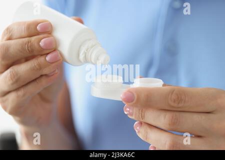 Medizinisches Produkt für die Pflege von Kontaktlinsen Nahaufnahme Stockfoto