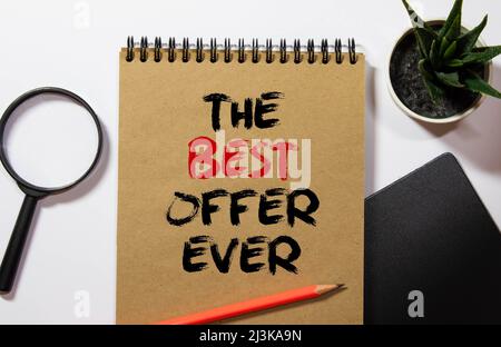 Business und Finanzen. Auf den blauen Finanzcharts ist ein Stück Karton, das sagt - das beste Angebot aller Zeiten Stockfoto