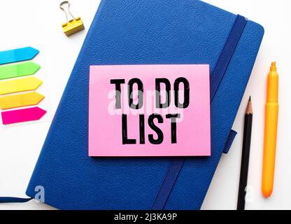 Notizblock mit Text öffnen 2021 Tore, Tasse Kaffee, goldener Stift auf grauem Hintergrund, Spiralnotizbuch auf Tisch Business, Planung, Bildungskonzept Top vi Stockfoto