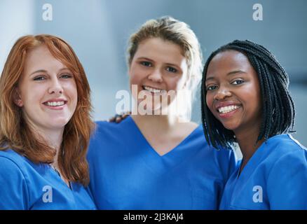 Dreimal so hoch wie die chirurgische Fähigkeit. Porträt eines Teams von selbstbewussten jungen Chirurgen, die in einem Krankenhaus arbeiten. Stockfoto