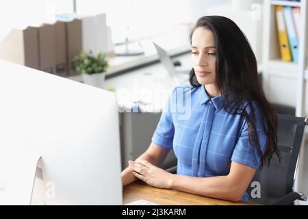 Geschäftsfrau oder Managerberaterin arbeitet im Büro am Computer Stockfoto