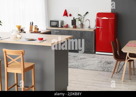 Leckeres Frühstück auf dem Tisch in der modernen Küche Stockfoto