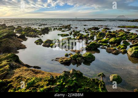 Blick auf den Sonnenuntergang auf den Mubarak Village Beach Stockfoto