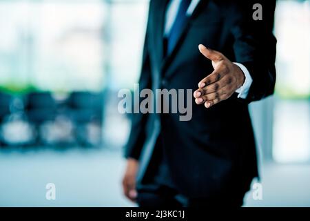 Es ist großartig, Geschäfte mit Ihnen zu machen. Nahaufnahme eines nicht erkennbaren Geschäftsmann Stretching legte seine Hand für einen Handschlag im Büro bei der Arbeit während der Stockfoto