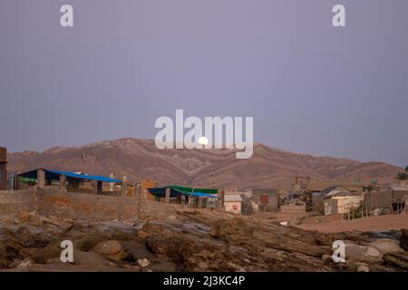 Blick auf den Sonnenuntergang auf den Mubarak Village Beach Stockfoto