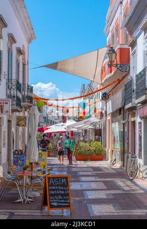 Faro, Portugal, 18. Juni 2021: Handelsstraße der Altstadt in der portugiesischen Stadt Faro. Stockfoto