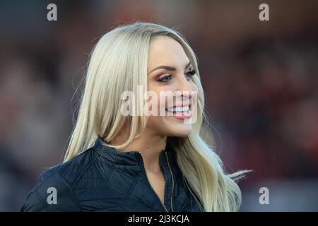 Kingston upon Hull, Großbritannien. 08. April 2022. Premier Sports Moderatorin Emma Louise Jones in Kingston upon Hull, Großbritannien am 4/8/2022. (Foto von James Heaton/News Images/Sipa USA) Quelle: SIPA USA/Alamy Live News Stockfoto