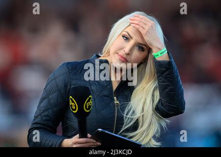 Kingston upon Hull, Großbritannien. 08. April 2022. Premier Sports Moderatorin Emma Louise Jones in Kingston upon Hull, Großbritannien am 4/8/2022. (Foto von James Heaton/News Images/Sipa USA) Quelle: SIPA USA/Alamy Live News Stockfoto